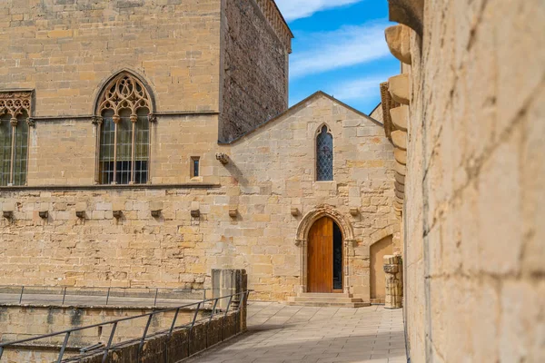 Katalonya 'nın Santa Maria de Poblet manastırında 12. yüzyıl boyunca yürüyoruz. Bölge Tarragona