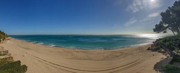 Panorama ensolarado da costa dorada. Baía de mar bonita sob céu azul claro. Espanha — Fotografia de Stock