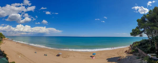 Panorama ensolarado da costa dorada. Baía de mar bonita sob céu azul claro. Espanha — Fotografia de Stock