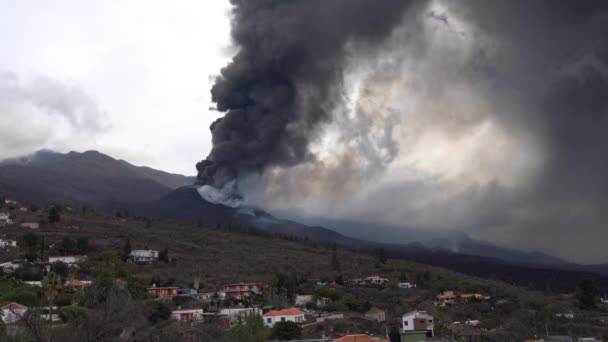 Vulkan Cumbre Vieja auf der Kanareninsel La Palma ausgebrochen — Stockvideo