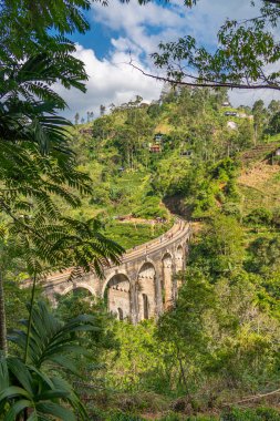 Ella Nine kemer köprüsü, Sri Lanka 'nın en ünlü turistik yerlerinden biri, dikey