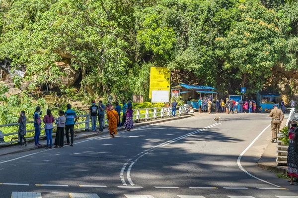 Pessoas nas cachoeiras Ravana Ella, Ella Rock, Sri Lanka — Fotografia de Stock