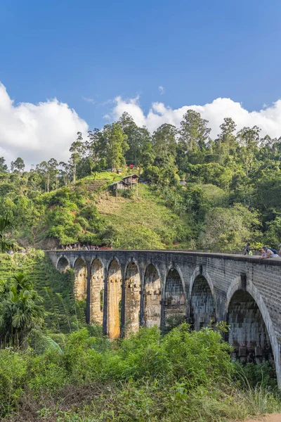 Ella nueve arco puente, uno de Sri Lanka atracción turística más famosa, vertical — Foto de Stock