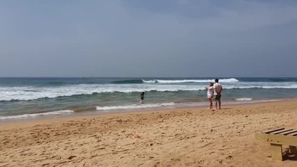 Pareja en la playa tropical de Hikkaduwa en Sri Lanka — Vídeos de Stock