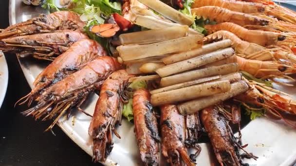 Морепродукты из раковин со свежим лобстером, мидии, креветки, гамбы, бритва для меча — стоковое видео