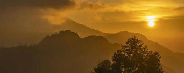 Nascer do sol em Ella com vista para o pico de Adams, nascer do sol de fundo, Sri Lanka — Fotografia de Stock