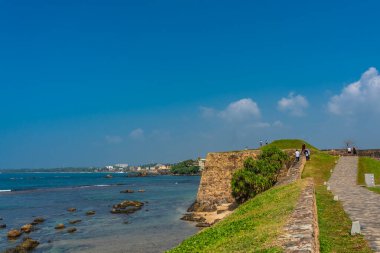 GALLE, SRI LANKA - 24 Aralık 2021: Galle 'deki eski duvarları arka planda olan kale