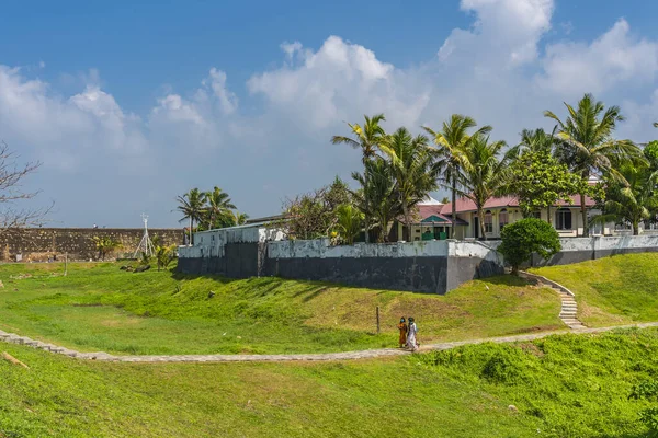 Galle Sri Lanka 2021 Srílanské Ženy Kráčející Staré Koloniální Pevnosti — Stock fotografie