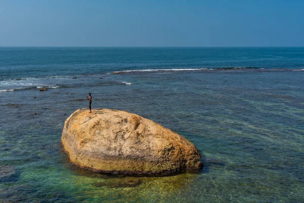 Galle Sri Lanka 2021年12月24日 海を背景に ガレの古い植民地時代の砦の岩の上の男 — ストック写真