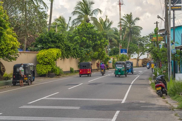 Hikkaduwa Sri Lanka Декабрь 2021 Вид Улицу Хиккадува Тук Тукс — стоковое фото