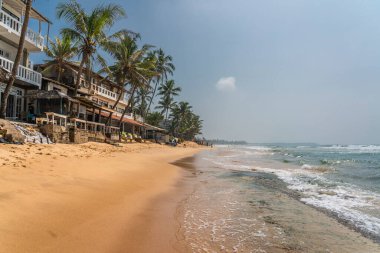 HIKKADUWA, SRI LANKA - 22 Ocak 2014: Hikkaduwa sahilinde kimliği belirsiz kişiler. Narigama Sörfçü Plajı