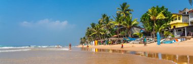 HIKKADUWA, SRI LANKA - 22 Ocak 2014: Hikkaduwa sahilinde kimliği belirsiz kişiler. Narigama Sörfçü Plajı, Panorama