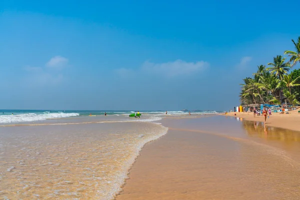 Hikkaduwa Sri Lanka 2014年1月22日 背景にサーファーがいるヒカドゥワの成玉ビーチ — ストック写真