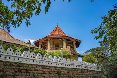 KANDY, SRI LANKA - 30 Aralık 2021: Malwathu Maha Viharaya Tapınağı Kandy 'nin tarihi merkezinde, çatı manzaralı