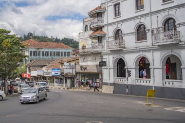 KANDY, SRI LANKA- 30 ARALIK 2021: Halkla ilişkiler ve Kandy City sokak manzarası