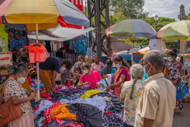 KANDY, SRI LANKA - 30 Aralık 2021: Sri Lanka 'daki Kandy Market' te meyve tezgahlarının önünde yürüyen insanlar