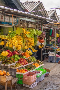 KANDY, SRI LANKA - 30 Aralık 2021: Sri Lanka 'daki Kandy Market' te bir meyve tezgahı