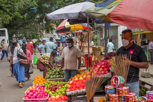 Kandy Sri Lanka Marca Ludzie Przechadzający Się Przed Straganami Owocowymi — Zdjęcie stockowe