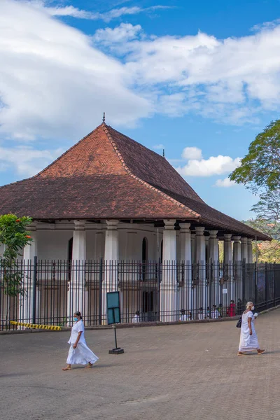 Kandy Sri Lanka December 2021 Люди Йдуть Біля Входу Храм — стокове фото