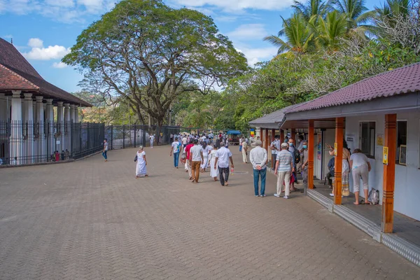 Kandy Sri Lanka December 2021 Люди Йдуть Біля Входу Храм — стокове фото