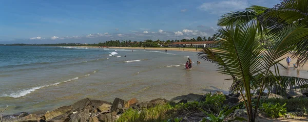 Bentota Sri Lanka 2021年1月2日 インド洋 スリランカ パノラマの海岸と海の人々 ベントータビーチ — ストック写真