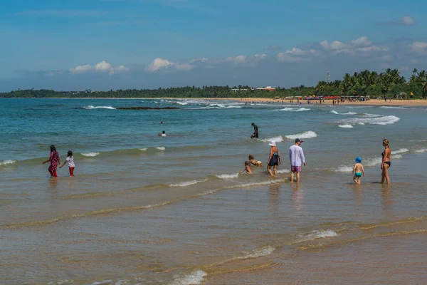 Bentota Sri Lanka 2021年1月2日 インド洋 スリランカのベントータビーチの海岸と海の人々 — ストック写真