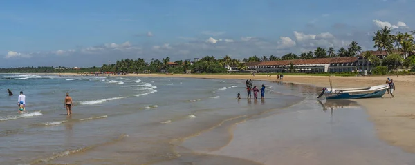 Bentota Sri Lanka 2021年1月2日 インド洋 スリランカ パノラマの海岸と海の人々 ベントータビーチ — ストック写真