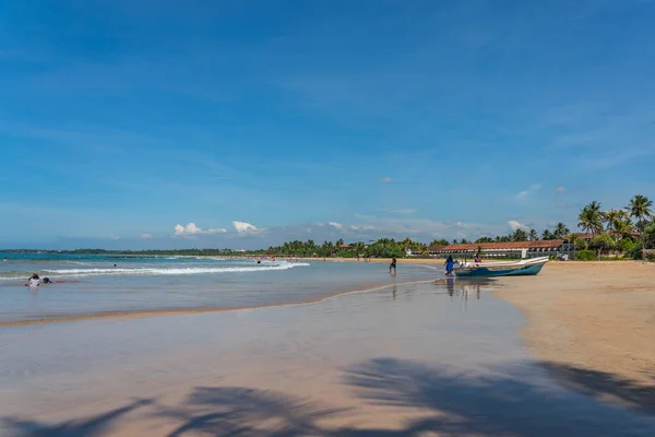 Bentota Sri Lanka 2021年1月2日 インド洋 スリランカのベントータビーチの海岸と海の人々 — ストック写真