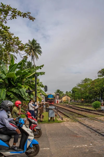 Hikkaduwa Sri Lanka January 2022 Пасажирський Поїзд Прибуває Станцію Хіккадува — стокове фото