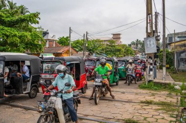 HIKKADUWA, SRI LANKA - HAZİRAN 04.2022: İnsanlarla Hikkaduwa sokak manzarası, tuk tuk, tipik Sri Lankan sokak manzarası.