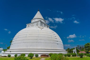 TISSAMAHARANA, SRI LANKA- 26 Aralık 2022: Tissamaharama Raja Maha Vihara Budist stupası ve tapınağı Tissamaharama, Sri Lanka