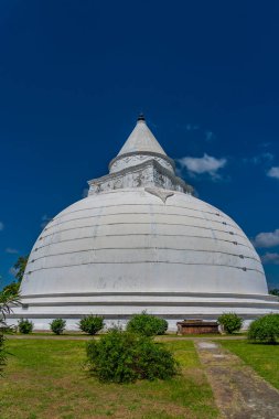 TISSAMAHARANA, SRI LANKA- 26 Aralık 2022: Tissamaharama Raja Maha Vihara Budist stupası ve tapınağı Tissamaharama, Sri Lanka