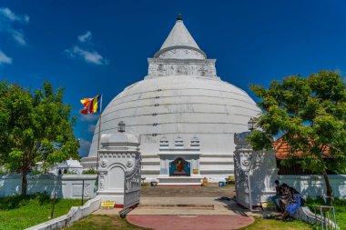 TISSAMAHARANA, SRI LANKA- 26 Aralık 2022: Tissamaharama Raja Maha Vihara Budist budist tapınağı ve tapınağı