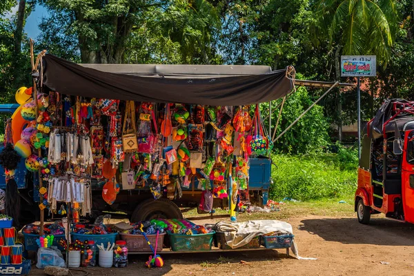 TISSAMAHARANA, SRI LANKA- 26 Aralık 2022: Tissamaharama Raja Maha Vihara Budist tapınağı ve tapınağında adaklarla oyala