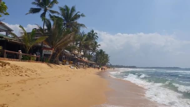 Hikkaduwa Sri Lanka Enero 2022 Gente Playa Hikkaduwa Caminando Largo — Vídeo de stock