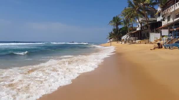 Hikkaduwa Sri Lanka Gennaio 2022 Gente Sulla Spiaggia Hikkaduwa Camminando — Video Stock