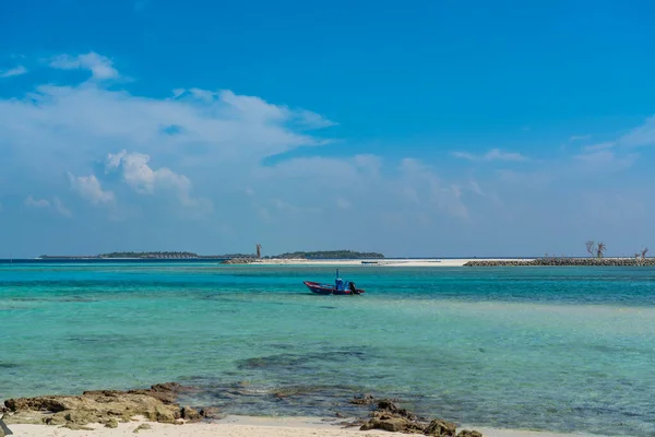 Maafushi Maldives 2022年2月 モルディブのターコイズブルーの水 ボートでマファフシ島の景色 — ストック写真