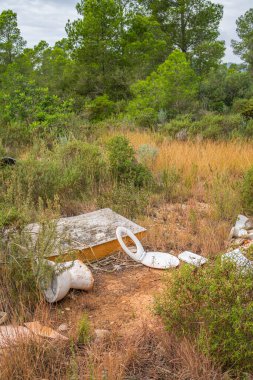 Tarragona, Katalonya 'nın kırsal kesimindeki ormanda çöp yığını