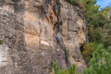 Kadın Siurana 'da bir kaya duvarına tırmanıyor. Priorat, Katalonya, İspanya.