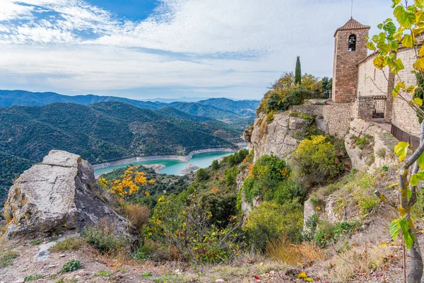 Krajina s kostelem a jezerem v Siuraně. Priorat, Katalánsko — Stock fotografie