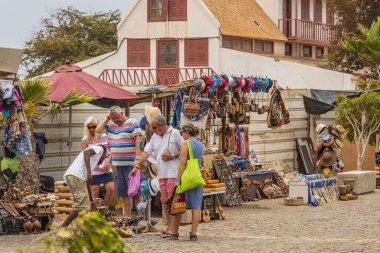 SANTA MARIA, CAPE VERDE, - 20.2022 Haziran: Santa Maria, Sal Island, Cape Verde 'deki hediyelik eşya dükkanlarında insanlarla sokak manzarası