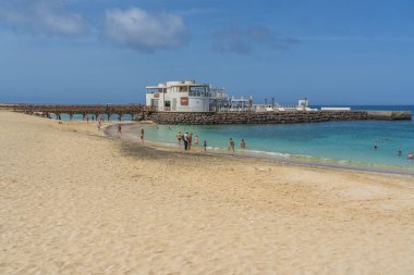 SAL ISLAND, CAPE VERDE - 22 Haziran 2022: Sal Adası 'ndaki Santa Maria plajındaki kumlu plajda insanlar - Cape Verde - Cabo Verde
