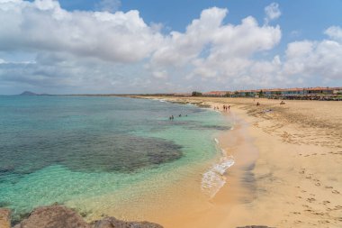 SAL ISLAND, CAPE VERDE - 22 Haziran 2022: Sal Adası 'ndaki Santa Maria plajındaki kumlu plajda insanlar - Cape Verde - Cabo Verde
