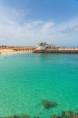 SAL ISLAND, CAPE VERDE - 22 Haziran 2022: Sal Adası 'ndaki Santa Maria plajındaki kumlu plajda insanlar - Cape Verde - Cabo Verde