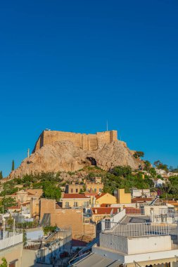 ATENS, GREECE - 21 Mayıs 2022: Atina 'nın ünlü tarihi Akropolis kenti manzaralı