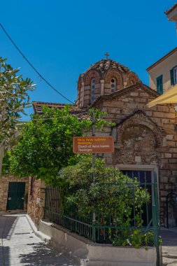 ATENS, GREECE - 21 Mayıs 2022: Atina 'nın Plaka ilçesinde Agios Ioannis Kilisesi ile sokak manzarası