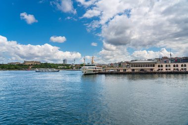 İSTANBUL, TURKEY - Mayıs 19.2022: Kadıköy limanına, İstanbul feribotuna bakın. Boğaz üzerinde deniz yolculuğu.