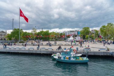 İSTANBUL, TURKEY - Mayıs 19.2022: Kadıköy limanına, İstanbul feribotuna bakın. Boğaz üzerinde deniz yolculuğu.