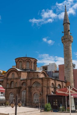 İSTANBUL, TURKEY - Mayıs 19.2022: İstanbul 'un Fatih ilçesinde Laleli' de Bodrum Camii ile sokak manzarası, dikey