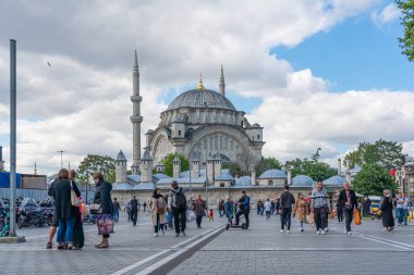 İSTANBUL, TURKEY - Mayıs 19.2022: Mimari açıdan önemli bir Osmanlı camii olan Nuruosmaniye Camii 1755 yılında tamamlandı.